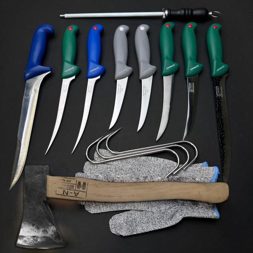 Set 15 piese Măcelărie Black Edition: Toporisca, 2 cuțite înjunghiat, 4 cuțite tranșat, 2 cuțite dezosat, 2 mănuși măcelar, 3 cârlige măcelărie, pilă masat