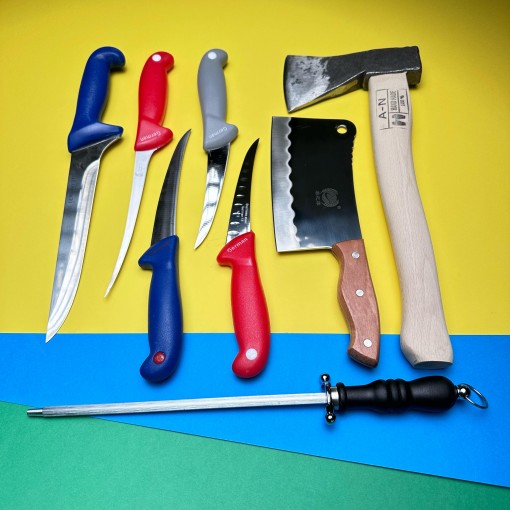 Set 8 piese Măcelărie Black Edition: Toporisca, Satar, cuțit înjunghiat, 3 cuțite tranșat, cuțit dezosat, pilă masat