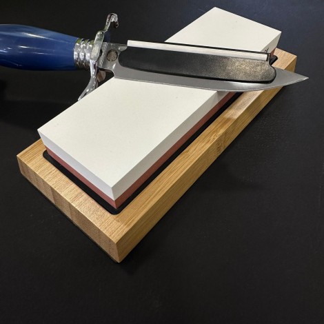 Kit ascuțire cuțite profesional, piatra 2 fețe grit 6000 si 1000, suport lemn plus ghidaj lama, 18 x 6 cm Kit ascuțire cuțite profesional, piatra 2 fețe grit 6000 si 1000, suport lemn plus ghidaj lama, 18 x 6 cm