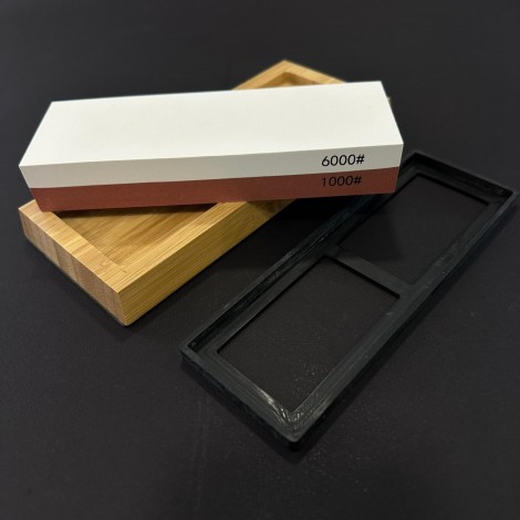 Kit ascuțire cuțite profesional, piatra 2 fețe grit 6000 si 1000, suport lemn plus ghidaj lama, 18 x 6 cm Kit ascuțire cuțite profesional, piatra 2 fețe grit 6000 si 1000, suport lemn plus ghidaj lama, 18 x 6 cm