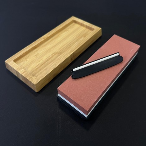 Kit ascuțire cuțite profesional, piatra 2 fețe grit 6000 si 1000, suport lemn plus ghidaj lama, 18 x 6 cm Kit ascuțire cuțite profesional, piatra 2 fețe grit 6000 si 1000, suport lemn plus ghidaj lama, 18 x 6 cm