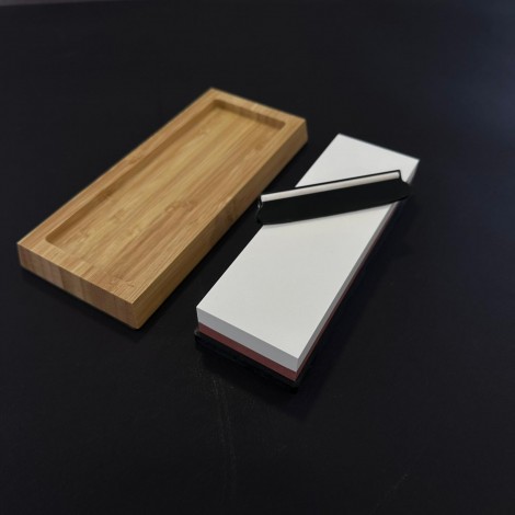 Kit ascuțire cuțite profesional, piatra 2 fețe grit 6000 si 1000, suport lemn plus ghidaj lama, 18 x 6 cm Kit ascuțire cuțite profesional, piatra 2 fețe grit 6000 si 1000, suport lemn plus ghidaj lama, 18 x 6 cm